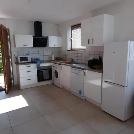Avec Jardin Apartment *
